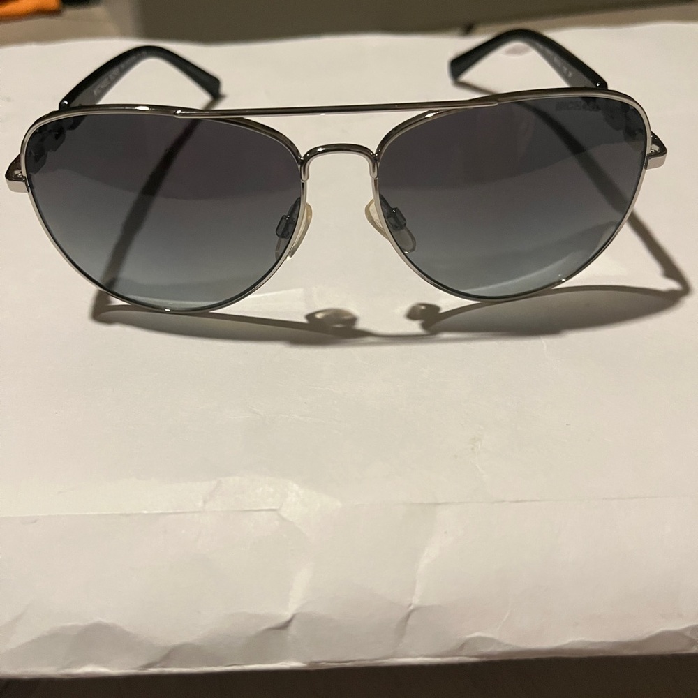 Stylish Black and Silver Aviator Sunglasses